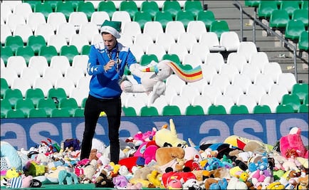 La solidaria lluvia de peluches en el estadio del Betis