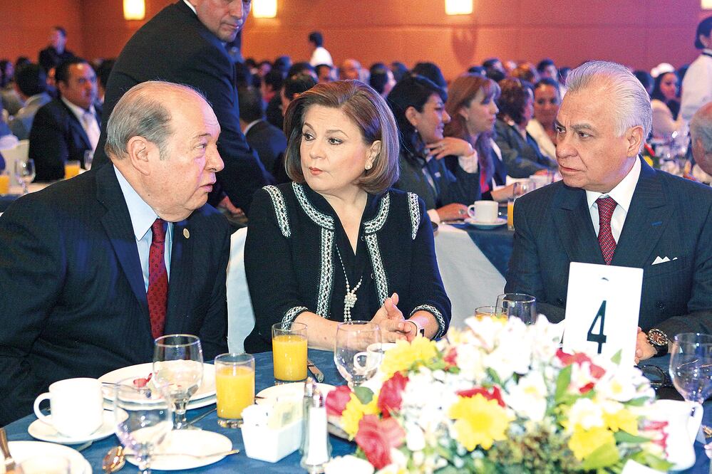 Al evento asistieron el diputado federal David López, la procuradora General de la República, Arely Gómez, y Rafael Macedo de la Concha (LUCÍA GODÍNEZ. EL UNIVERSAL)