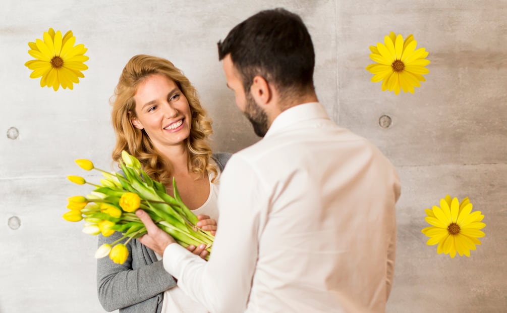 Regalar flores es una muestra de amor. Foto: Canva