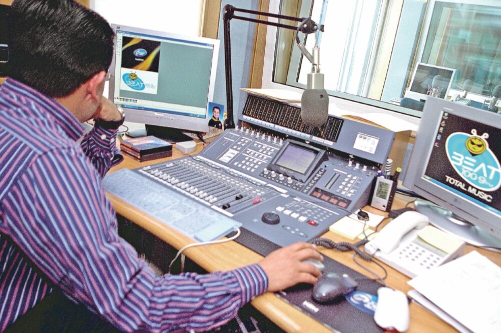 Existen empresarios que no están ligados a la radio, interesados en entrar al mercado de la FM de la Ciudad de México (ARCHIVO EL UNIVERSAL)