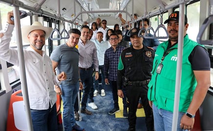 Samuel García entrega 28 nuevas unidades de transporte en Nuevo León; asegura que tenían 40 años esperando un cambio