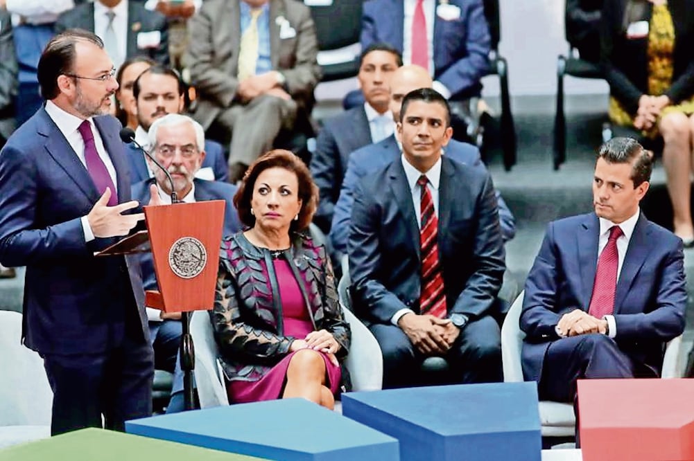 En la instalación del Consejo Nacional de la Agenda 2030, el presidente Enrique Peña Nieto estuvo acompañado por integrantes de su gabinete, gobernadores, el jefe de Gobierno de la Ciudad de México, legisladores, académicos y sociedad (LUCÍA GODÍNEZ)