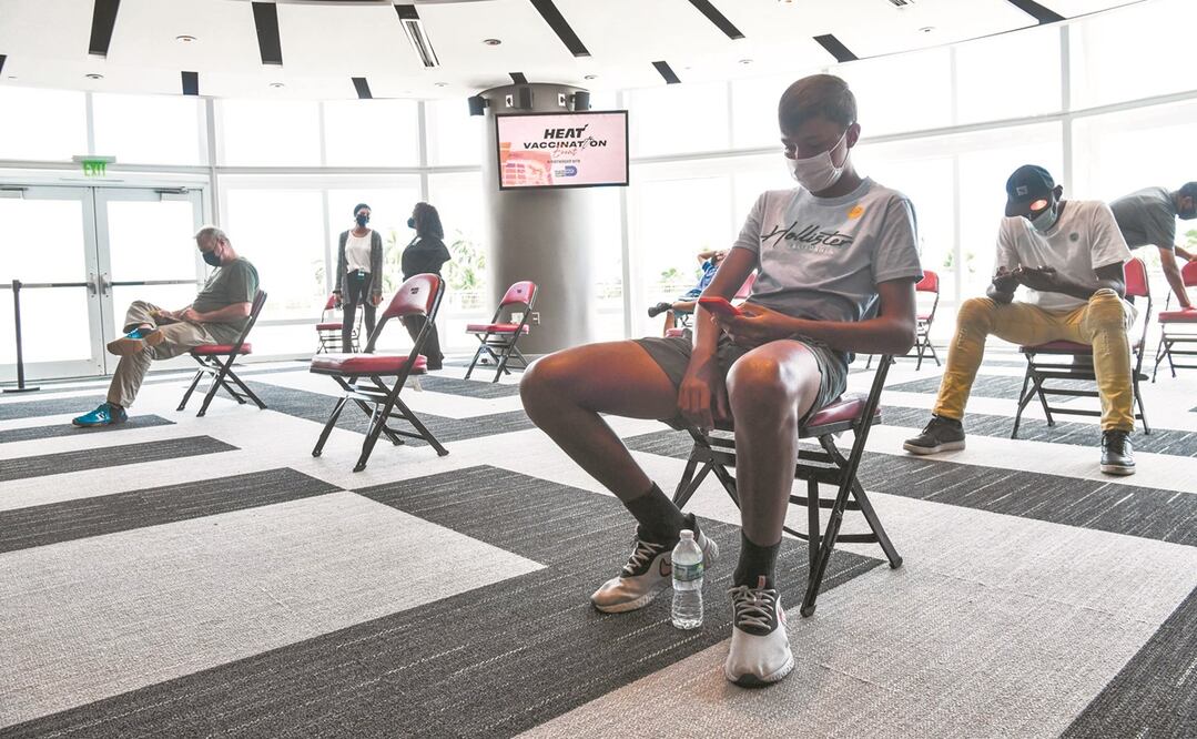 La asociación Miami Heat organizó en FTX Arena la jornada de vacunación. En la imagen, estadounidenses esperan a ver si tienen alguna reacción. Foto: CHANDAN KHANNA. AFP
