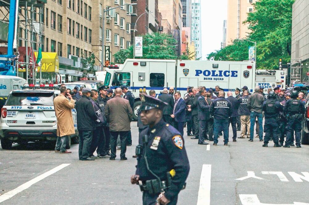 Oficiales de policía fueron desplegados en los alrededores del edificio de Time Warner, en la ciudad de Nueva York, donde se encuentran las oficinas de CNN. Un paquete explosivo fue detectado, lo que obligó a evacuar la torre. Foto: Xinhua