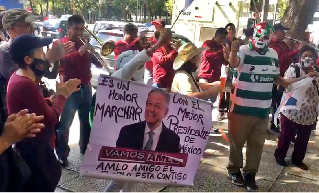 Agrupados en torno al autollamado “Frente Nacional Obradorista” afirman que para ellos no es un sacrificio venir desde lejos para estar con el presidente López Obrador. Foto: especial