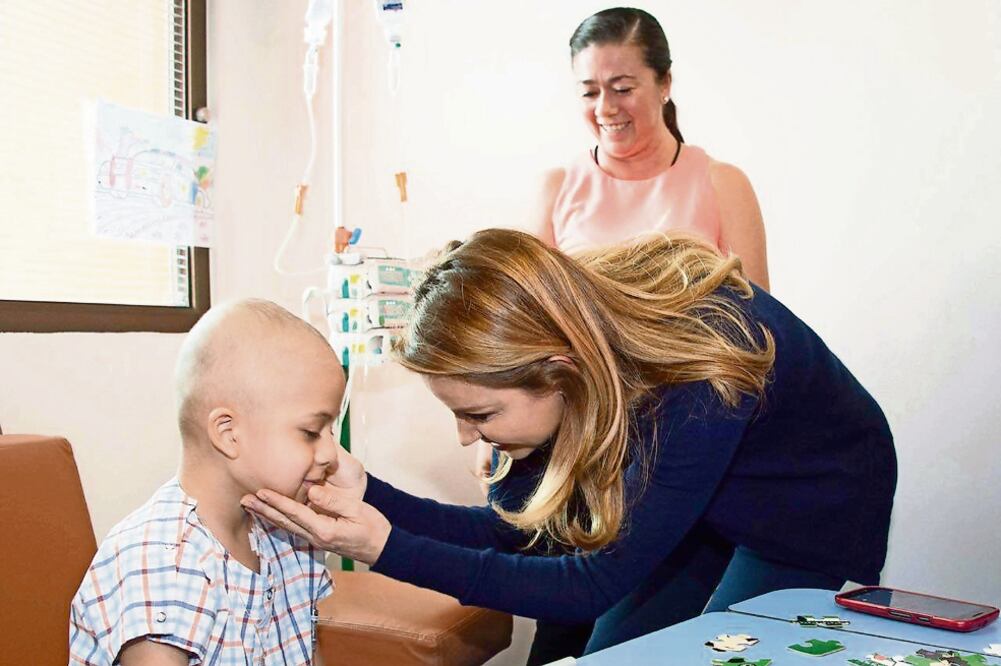 En redes sociales el DIF Nacional compartió imágenes en las cuales la primera dama, Angélica Rivera de Peña, convive con niños que padecen algún tipo de cáncer. Foto: ESPECIAL