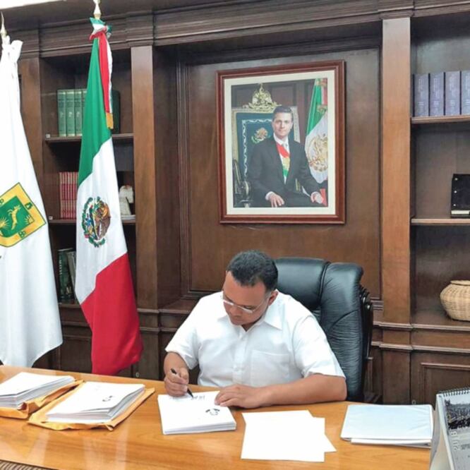 En su última jornada de trabajo en el Palacio de Gobierno, Rolando Zapata se despidió de sus colaboradores y amigos. (ESPECIAL)