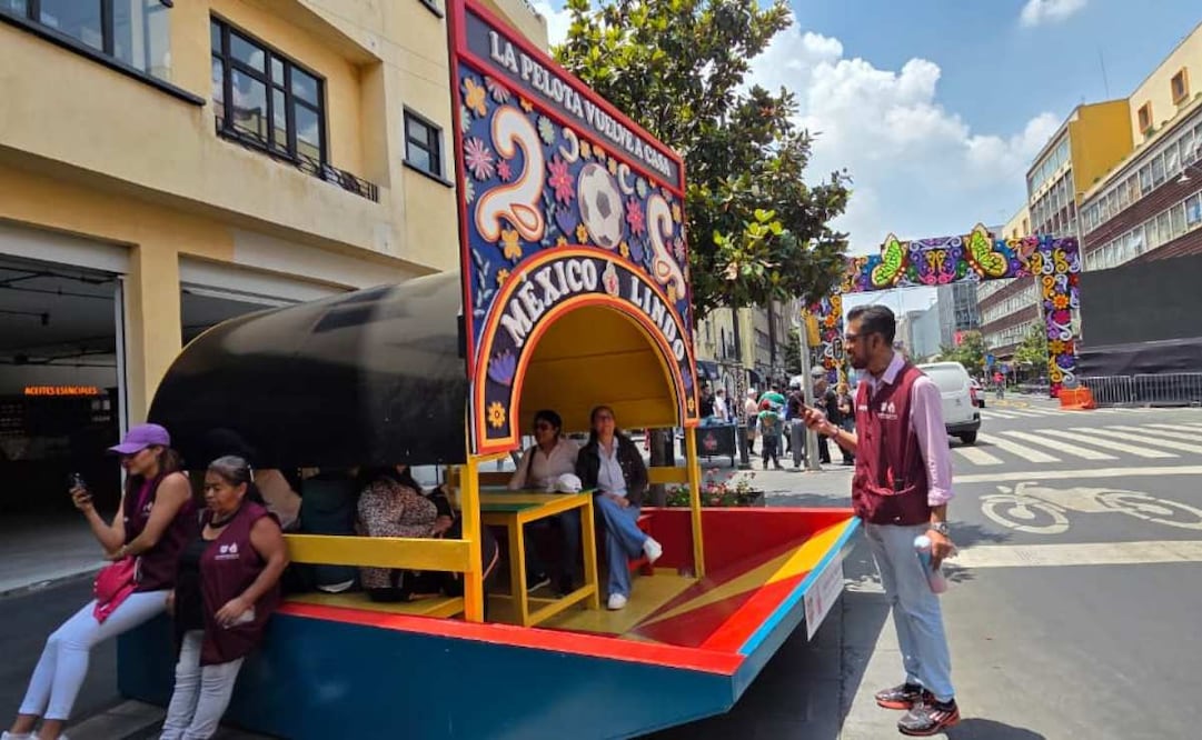 En 20 de Noviembre colocan trajineras y puestos de tamales; promueven ambiente mundialista.
Foto: Frida Sánchez
