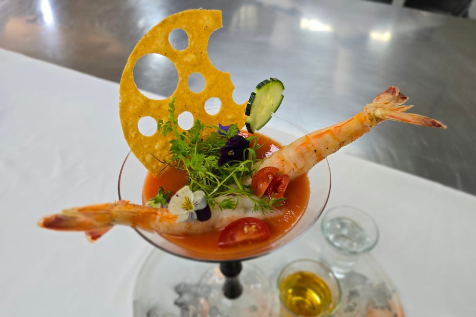 Los camarones al chile piquín se sirven sobre gazpacho al tequila y se maridan con caballitos de tequila blanco y reposado. Foto: Marisol Toriz / EL UNIVERSAL