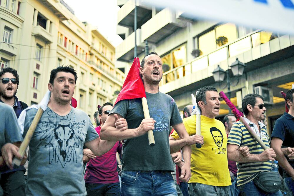 Miembros del sindicato comunista griego Pame participan en una protesta contra las políticas de austeridad frente al Parlamento de Atenas (EFE)
