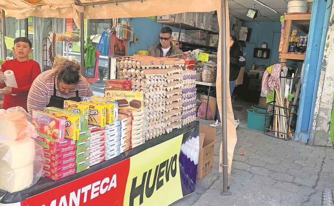 Algunos chihuahuenses confirmaron que les sale mucho mejor comprar huevo en la zona centro de la ciudad que en un supermercado, debido a la situación que se vive en EU respecto a la demanda de este producto. Foto: ESPECIAL