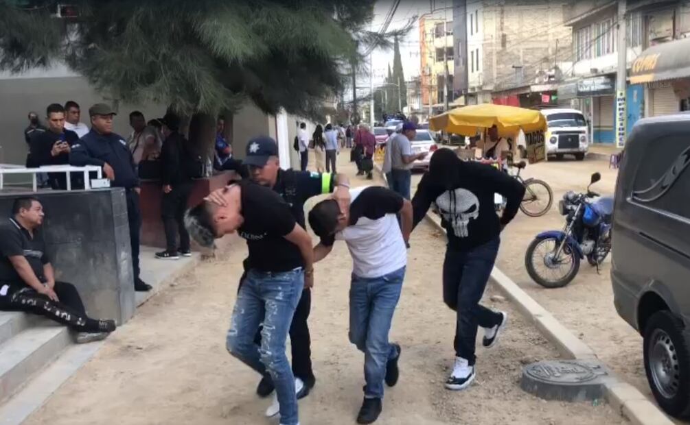 El herido fue llevado en calidad de detenido a un hospital, el resto del grupo en medio de un fuerte operativo policiaco fue llevado al centro de justicia de Neza Palacio. Foto: Isidro Corro. EL UNIVERSAL