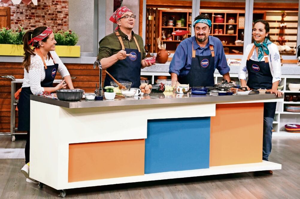 Ver a través de la televisión o en Internet a gente mezclando alimentos y condimentos en un plato que quisiéramos tener en nuestra mesa, representa un placer (AGUSTÍN SALINAS. EL UNIVERSAL)