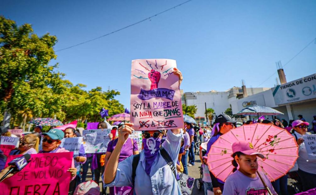 Con vestimenta en color morado y pancartas, mujeres marchan por el 8M en varios puntos de Sinaloa (08/03/2025). Foto: Cortesía