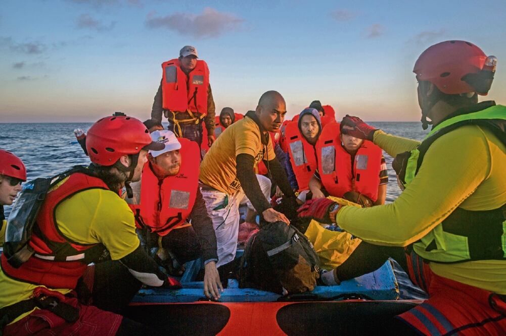 Refugiados al ser rescatados por la ONG Proactiva Open Arms en el Mar Mediterráneo (SANTI PALACIOS. AP)