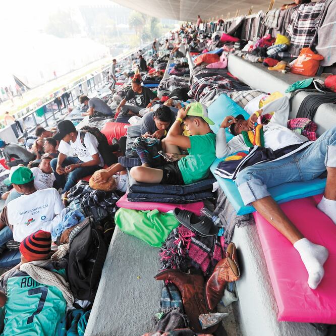 En el albergue en el estadio Jesús Martínez “Palillo” se discute la posibilidad de continuar rumbo a Estados Unidos o de esperar a más migrantes que no han arribado aún a la Ciudad de México. Foto: ARIEL OJEDA. EL UNIVERSAL
