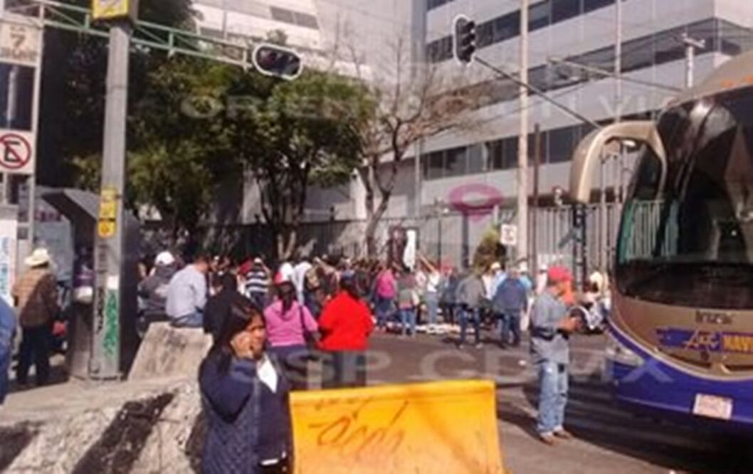 La circulación en Municipio Libre, de Eje 1 Poniente Cuauhtémoc hasta 5 de Mayo, está cerrada por manifestantes. (Foto: @OVIALCDMX)