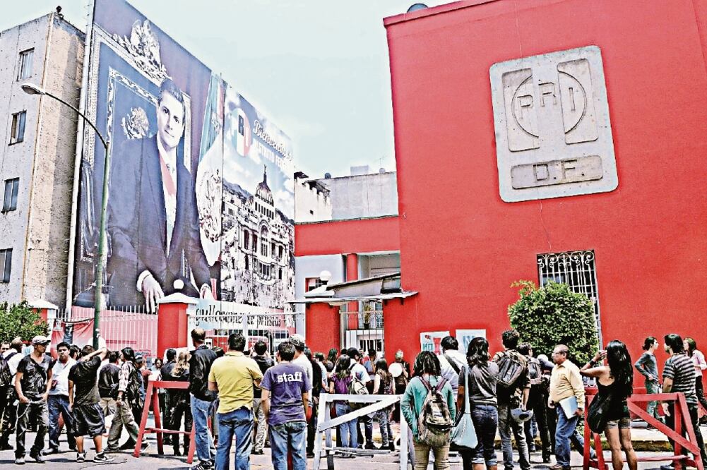 Especialistas señalan que la caída del tricolor en la Ciudad de México coincide con lo que sucede a nivel nacional, pues a pesar de la alternancia hasta en el gobierno federal, el PRI no ha obtenido los resultados esperados (ARCHIVO EL UNIVERSAL)