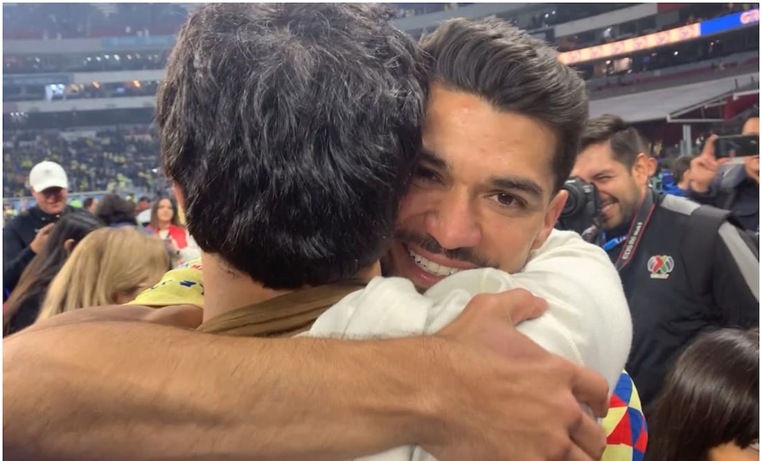 Henry Martín abrazando a Checo Pérez en la cancha del Estadio Azteca - Foto: Edgar Enríquez / EL UNIVERSAL