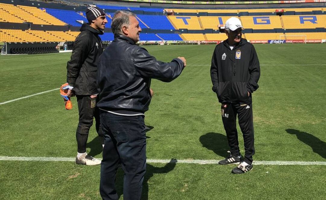 Gerado Martino, DT de la Selección Nacional Mexicana visitó el entrenamiento de Club Tigres.  FOTO TOMADA DE TWITTER @TigresOficial