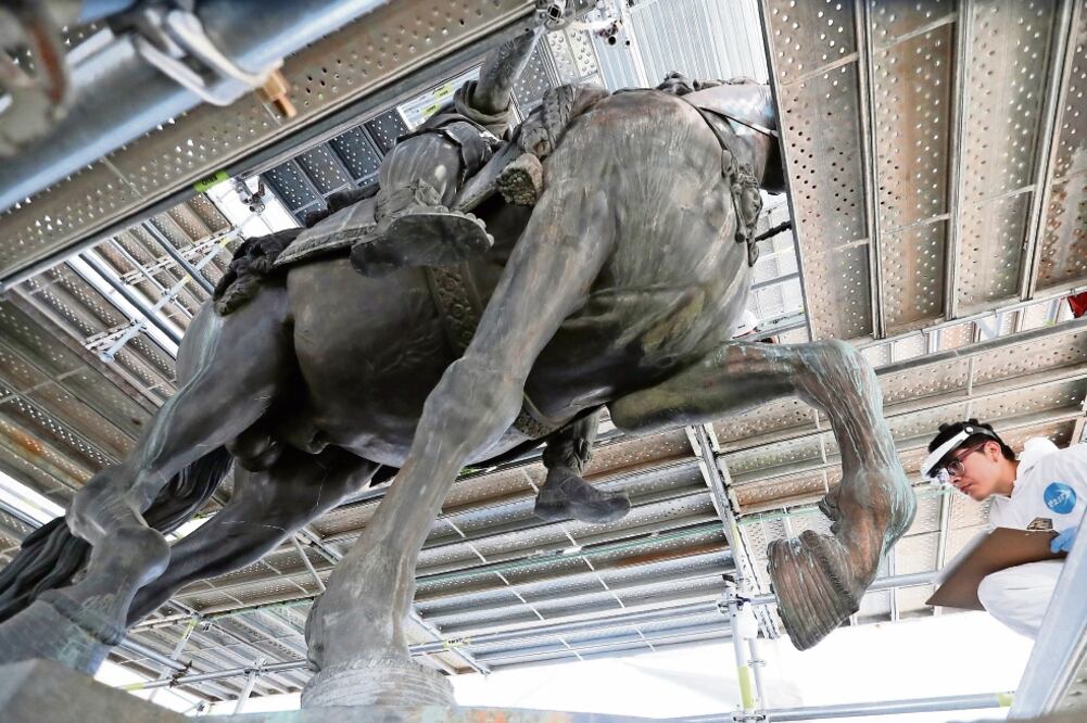 Después de tres meses de diagnóstico, especialistas del INAH comenzarán la limpieza y estabilización de la obra de Tolsá. (FOTO: ARIEL OJEDA. EL UNIVERSAL)