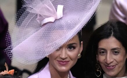 Katy Perry no solo perdió su asiento, también sufrió un resbalón durante la coronación del Rey Carlos III