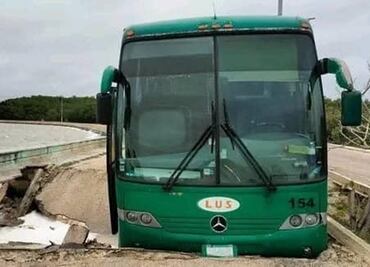 Pasajeros viven momentos de terror: se desfonda carretera en Yucatán y se atasca su autobús