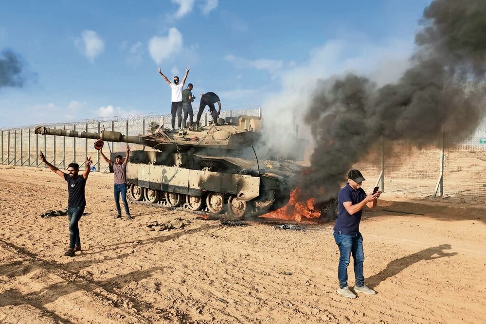 Israel se declaró el sábado en estado de guerra, después de que Hamas lanzara un ataque múltiple, por tierra, mar y aire, que tomó al país por sorpresa