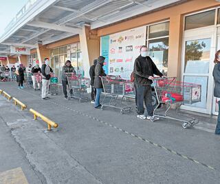 Abarrotan tiendas ante restricciones, en Nuevo León