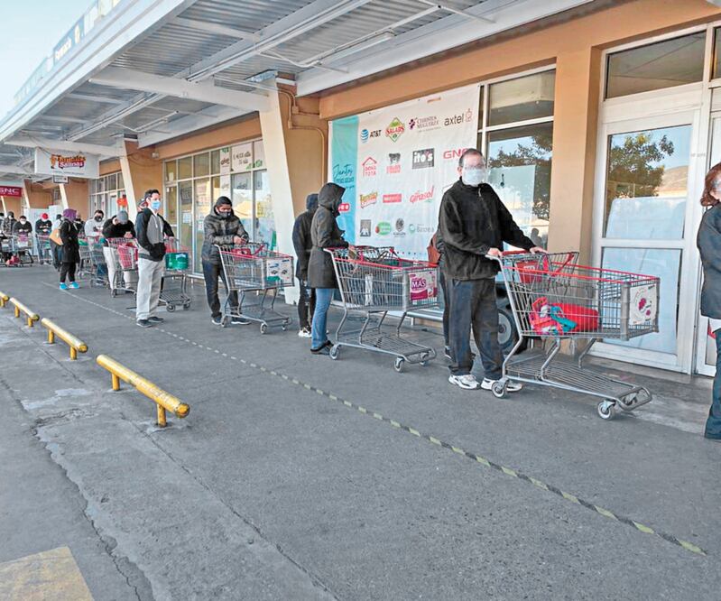 Ciudadanos acudieron a los centros comerciales, ya que estarán cerrados el fin de semana. Fotos: ESPECIAL
