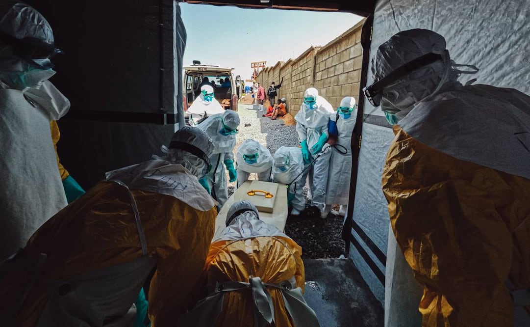 El Gobierno de la República Democrática del Congo (RDC) elevó a 1.751 el número de muertos y a 3.874 los casos confirmados de ébola por el brote declarado en el este del país el pasado 15 de mayo. Según el último boletín publicado por el Ministerio de Comunicación congoleño, con datos recopilados hasta el 3 de agosto, la tasa de letalidad se sitúa actualmente en el 45,1%. Foto: EFE