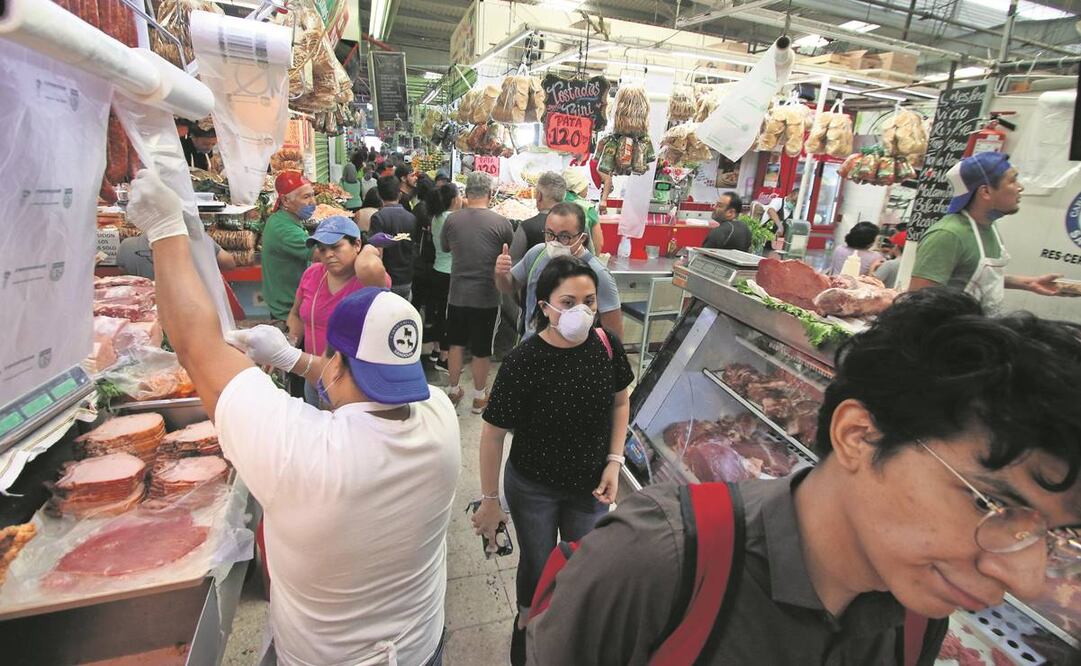 La gente ya no acude a restaurantes o al cine, ni realiza actividades que puedan afectar sus ingresos, con la finalidad de destinar esos recursos a la adquisición de comida, dicen expertos. Foto: Archivo EL UNIVERSAL