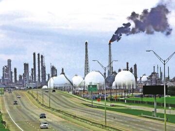 Derrame químico en refinería Deer Park deja 2 muertos y decenas de heridos; Pemex investiga causas del incidente