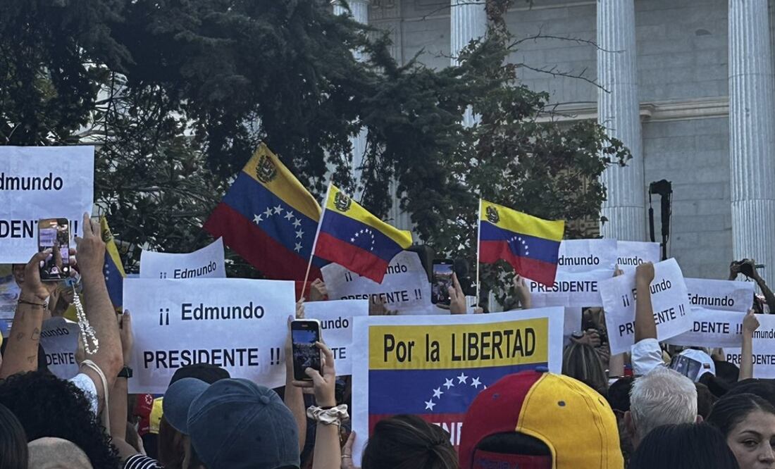 Manifestantes concentrados frente al Congreso de España apoyando a Edmundo González. Foto: X @puzkas