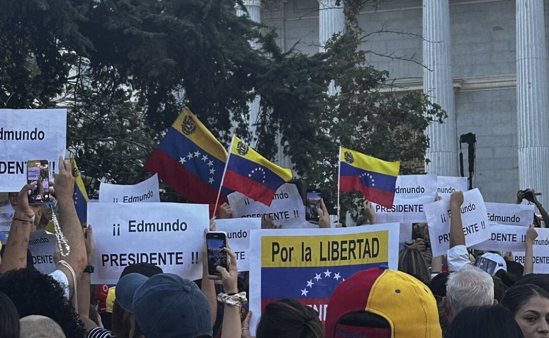 Manifestantes concentrados frente al Congreso de España apoyando a Edmundo González. Foto: X @puzkas