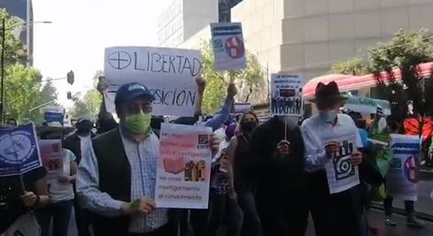 Al grito de "Álvarez-Buylla, la ciencia no es tuya", llega marcha de comunidad del CIDE al Senado