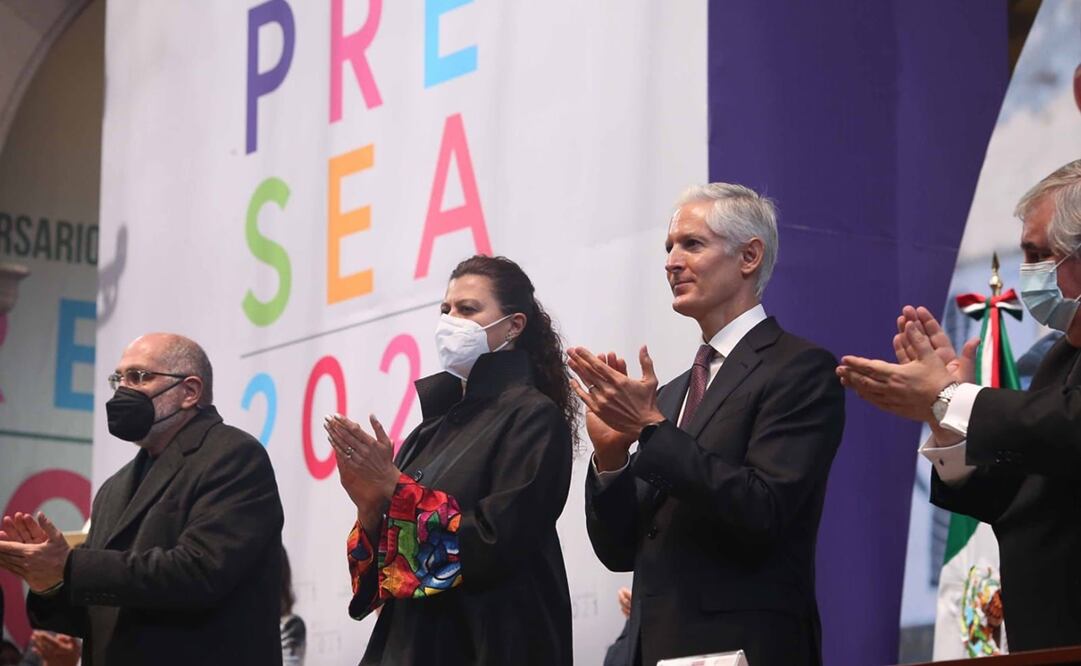 El gobernador del Estado de México destacó el trabajo del cineasta Guillermo Arriaga, ganador de la Presea Estado de México 2021, en la categoría Arte y Cultura “Sor Juana Inés de la Cruz”. Foto: Especial 