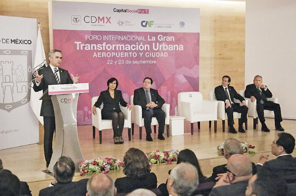 El jefe de gobierno, Miguel Ángel Mancera, inauguró ayer el foro internacional Aeropuerto y Ciudad, la Gran Transformación Humana (ALEJANDRA LEYVA. EL UNIVERSAL)