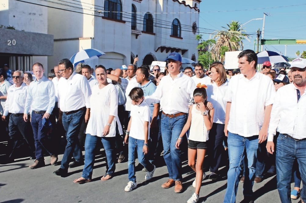 El Frente por la Dignidad de Coahuila marchó hasta la Plaza Mayor, en donde exigieron nuevas elecciones (ESPECIAL)