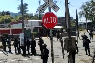 Ala radical del magisterio agrede a policías en Uruapan; lesionan a 6