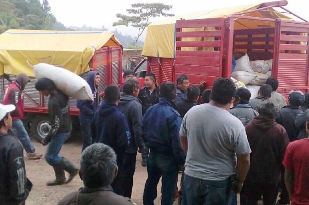 La ayuda que consistió en maíz, arroz, aceite y otros productos llegó a Kakateal (FREDY MARTÍN. EL UNIVERSAL)