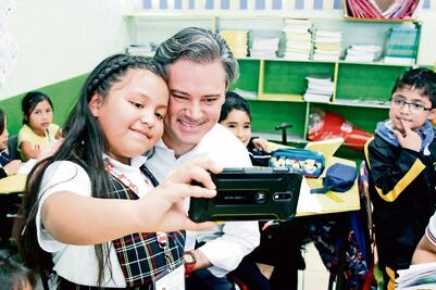 Visita Aurelio Nuño a niña que lo corrigió