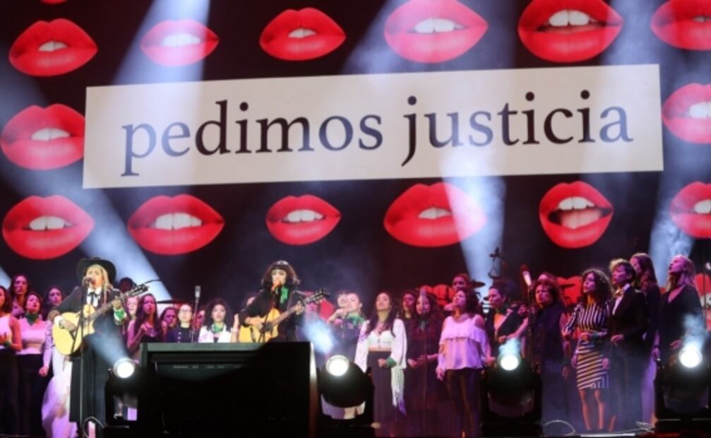 “Al sonoro rugir del amor”: Mon Laferte manda mensaje contra violencia de género