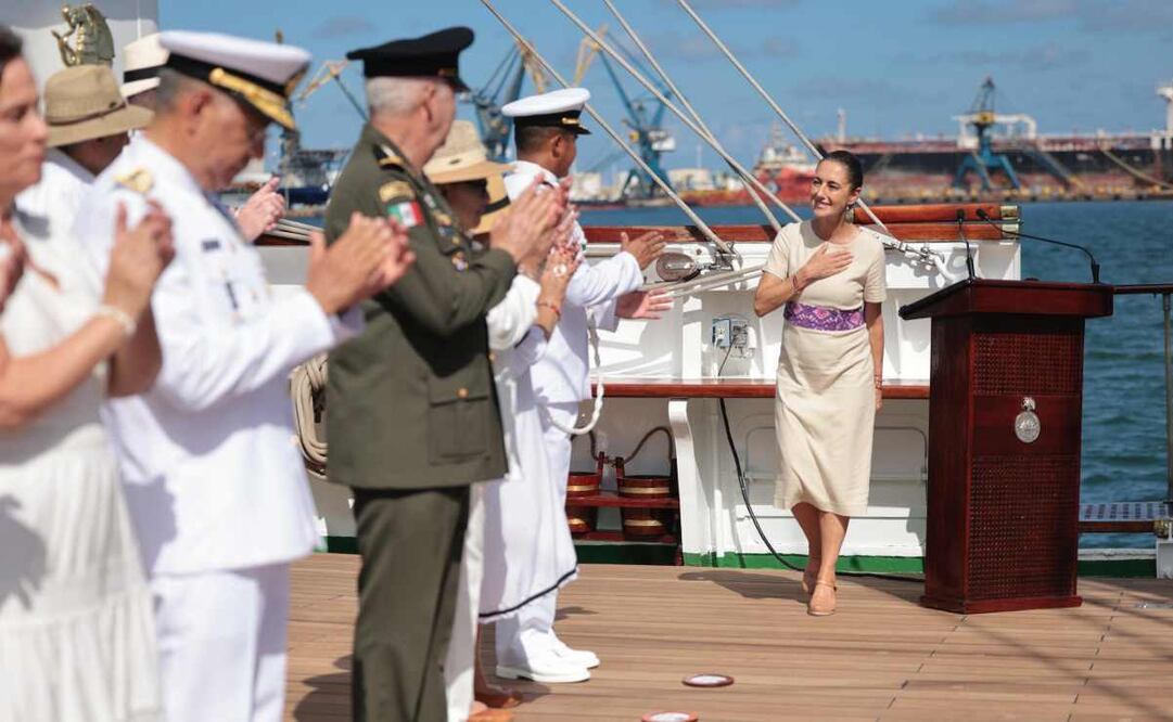 La presidenta Claudia Sheinbaum Pardo aborda el Buque Escuela Cuauhtémoc. Foto: Especial.
