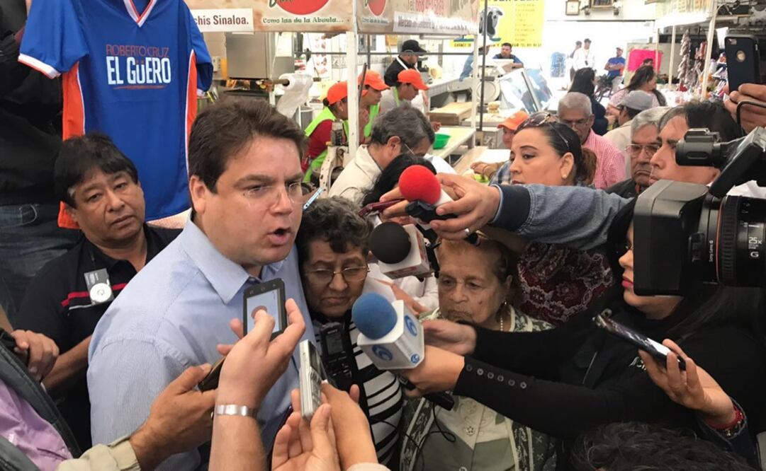 Roberto Cruz ofreció una conferencia en un mercado de Los Mochis. /Especial