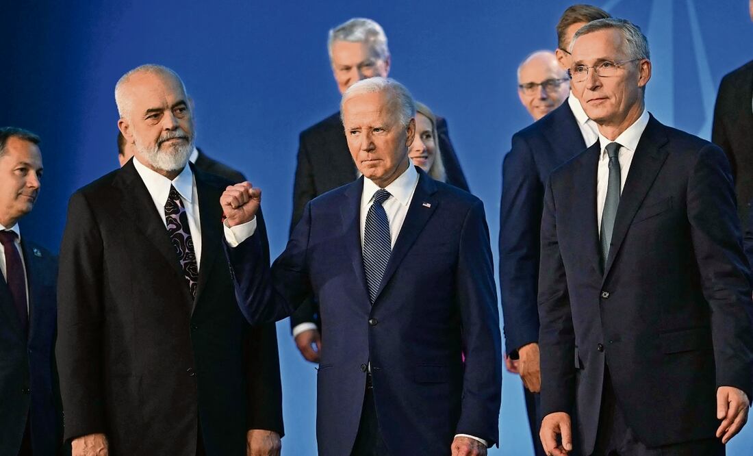 El presidente estadounidense Joe Biden (centro); el secretario general de la OTAN, Jens Stoltenberg (derecha), y el primer ministro albanés, Edi Rama, durante la cumbre del 75 aniversario de la OTAN en el Centro de Convenciones Walter E. Washington. Foto: de Saul Loeb. AFP