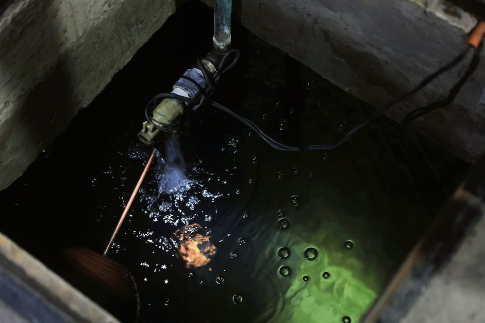 Personal de Sacmex acudirá dos meses más para tomar muestras y monitorear cómo llega el agua. Foto: Gabriel Pano | El Universal