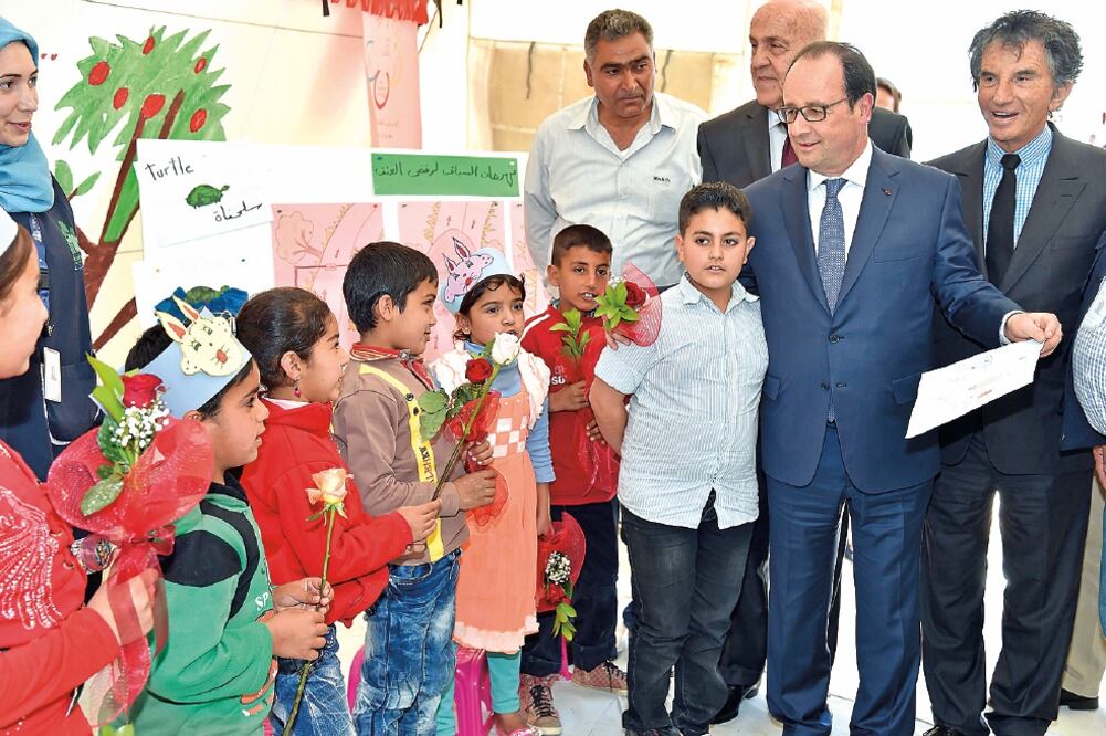 François Hollande, mandatario galo, visitó ayer un campamento de refugiados en Dalhamiye, en el valle oriental de la Bekaa, en el Líbano. Ahí instó a los menores a estudiar (DALATI NOHRA. EFE)
