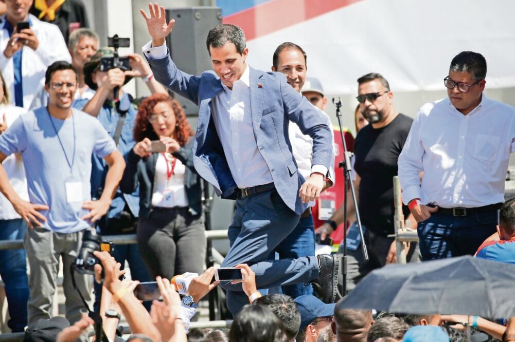 El opositor venezolano Juan Guaidó, durante un evento en Caracas al que asistieron voluntarios que colaborarán en la distribución de ayuda humanitaria. (ARIANA CUBILLOS. AP)