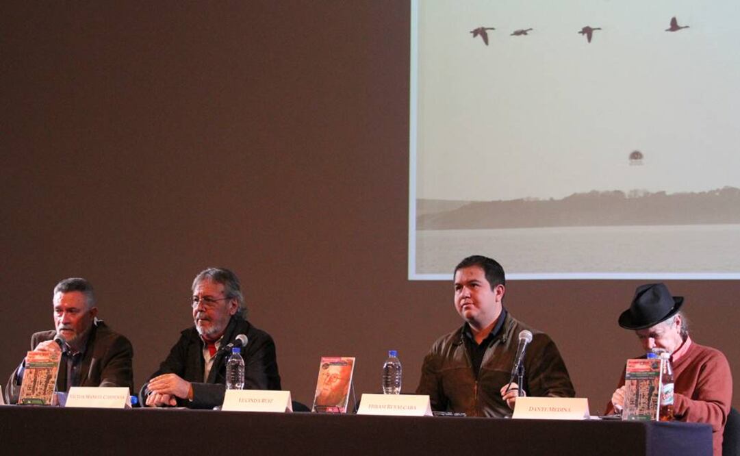 Los escritores Hiram Ruvalcaba y Víctor Manuel Cárdenas presentaron los libros “Peregrinajes”, de poesía, y “Otras voces, otros ámbitos”, de ensayo, ambos, autoría del homenajeado. (FOTO: Notimex)